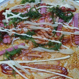 เครปร้อน น้ำพริกเผา+ไก่หยอง+ไส้กรอก+ปูอัด+ยำสาหร่าย+ซอสพริก+ซอสมะเขือเทศ+มายองเนสหวานสูตรทางร้าน+มายองเนสธรรมดา