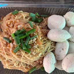 เส้นหมี่ คลุกซอส สูตรโบราณ