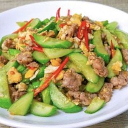 แตงกวาผัดไข่ใส่หมูสับ (กับข้าว)