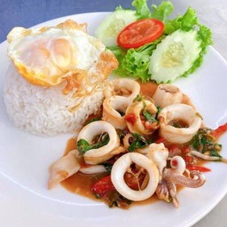 กระเพราปลาหมึกราดข้าว