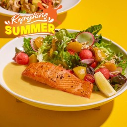 สลัดปลาแซลมอนซอสมะม่วงพีชและแตงโม