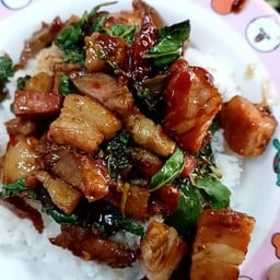เบค่อนชิ้้นหนาผัดกะเพรา+ไข่ดาว