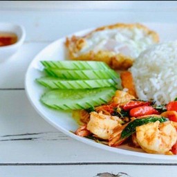 กระเพรากุ้งราดข้าว
