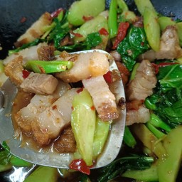 ข้าวคะน้าหมูกรอบ