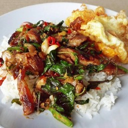 ข้าวหมูย่างผัดกระเพรา