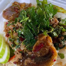 กระเพราหมูสับไข่เยี่ยวม้า