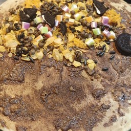 เครปร้อน แยมช้อกโกแลต+คอนเฟลก+โกโก้ครั้น+โอรีโอ้+เม็ดช้อกโกแลต+เยลลี่หลากสี+ราดซอสช้อกโกแลต+ราดนมข้น