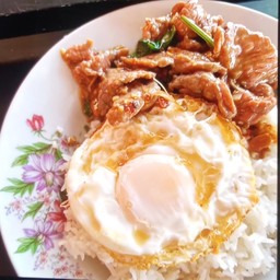 ข้าวเนื้อผัดโหระพา