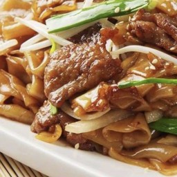 ก๋วยเตี๋ยวเส้นใหญ่ผัดเนื้อ 干炒牛河