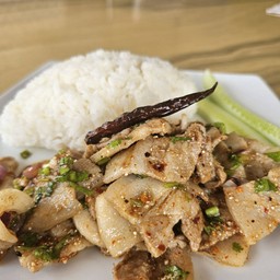 ข้าว น้ำตกหมูสามชันสไลด์