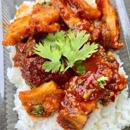 หมูกรอบผัดซอสสุกี้ (ราดข้าว)