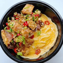 ข้าวราดหมูกรอบคั่วพริกเกลือไข่ข้น