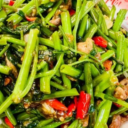 ข้าวราดผัดผักบุ้งไฟแดง