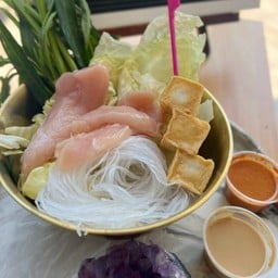 ชาบูต้มพร้อมทาน-ไก่อิ่มเบาๆ - เลือกน้ำซุปได้