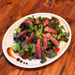 สลัดเนื้อย่าง