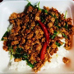 พริกแกงหมูสับ ราดข้าว