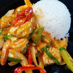 ทะเลผัดไข่เค็มราดข้าว