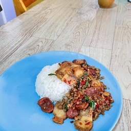 กระเพราสามสหาย (หมูสับ หมูกรอบ กุนเชียง)