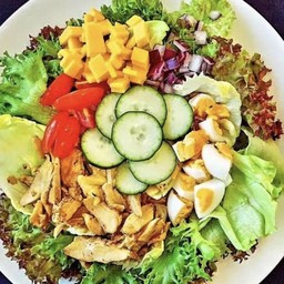 สลัดไก่เคบับ และไข่ต้ม