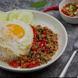 กระเพราหมูสับไข่ดาว