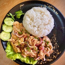 ข้าวยำแซ่บไก่ต้มน้ำปลา