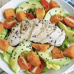 สลัดไก่พริกไทยดำ และอโวค้าโด้