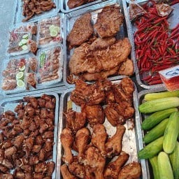 ร้านข้าวหมูทอดหน้าแหลมทอง( ตลาดนัดหน้าห้างแหลมทอง ฝั่งประตู ธ. ไทยพานิชย์ )