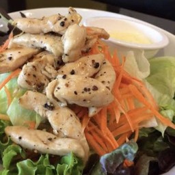 สลัดไก่พริกไทยดำ