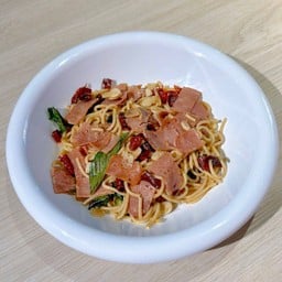 สปาเกตตี้ผัดพริกแห้งเบค่อน
