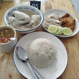 ข้าวมันไก่ไหหลำ สูตรดั้งเดิม (ไก่ตอนแท้100%) รีเจ้นท์เฮ้าท์