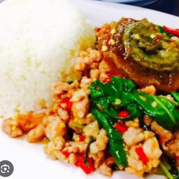 ข้าวกะเพราไข่เยี่ยวม้า