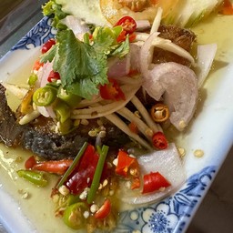 ยำปลาอินทรีย์เค็ม
