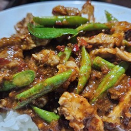ผัดพริกแกงหมูราดข้าว