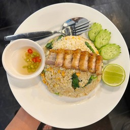 ข้าวผัดหมูกรอบ