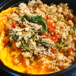 ข้าวกะเพราหมูพริกแห้ง ไข่ข้น