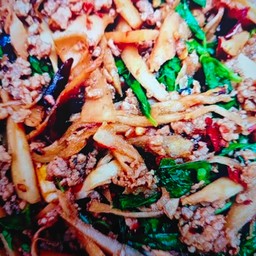 พริกแกงเนื้อหน่อไม้ดองราดข้าว