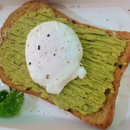 Avocado Toast with poached egg อโวโทสไข่น้ำ