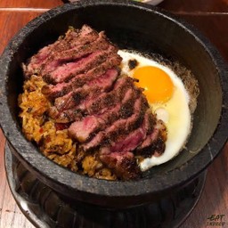 ข้าวผัดกระเพราเนื้อสเต็ก