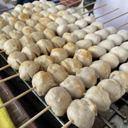 ลูกชิ้นหมูเอกเมืองทอง by พรอากง