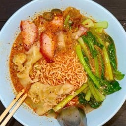 ชายสี่บะหมี่เกี๊ยวข้าวหมูแดงกรอบ(หน้าปั้ม)