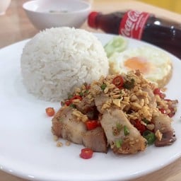 จับคู่ ข้าวคั่วพริกเกลือหมูกรอบ + ไข่ดาว +โค้ก