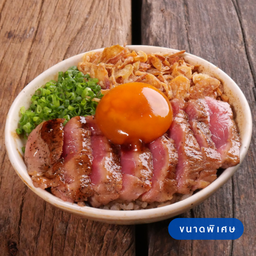 ข้าวผัดเนยกระเทียมเนื้อสเต็กหอมเจียวไข่ดอง พิเศษ (D)