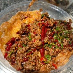 ข้าวไข่เจียวราดกะเพราเนื้อสับ