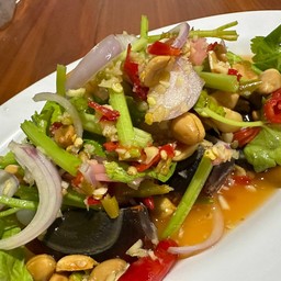 ยำไข่เยี่ยวม้า