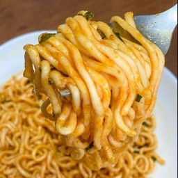 มาม่า ฮอตโคเรียนสไตล์เกาหลี แบบแห้ง ใส่ไส้กรอก