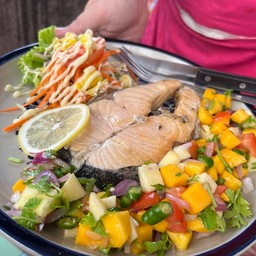 แซลมอนย่างสลัดซัลซ่ามะม่วง