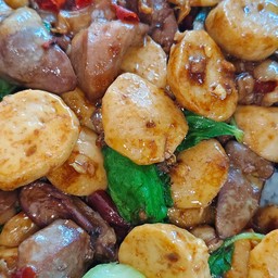 ข้าวกะเพราเครื่องในไก่+ลูกชิ้นหมู