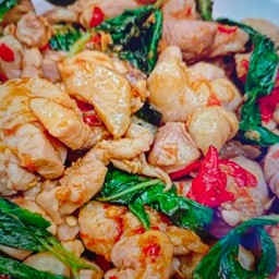 กระเพราไก่ราดข้าว