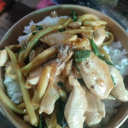 ข้าวกระเพราไก่ใส่หน่อไม้
