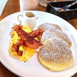 แพนเค้กเบคอนไข่คน Pancake Bacon Scrambled Egg